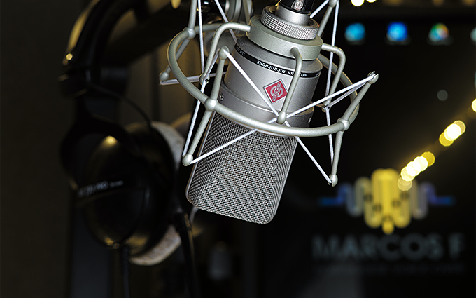 Image of a Neumann TLM103 microphone, inside Marcos' audiobooth