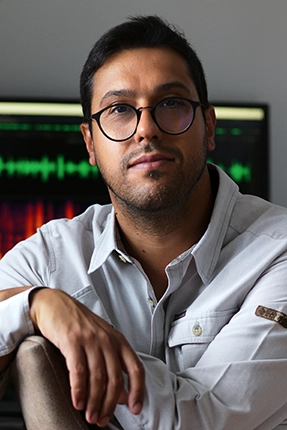 Portrait of Marcos Fernandes, portuguese voiceover artist based in Portugal